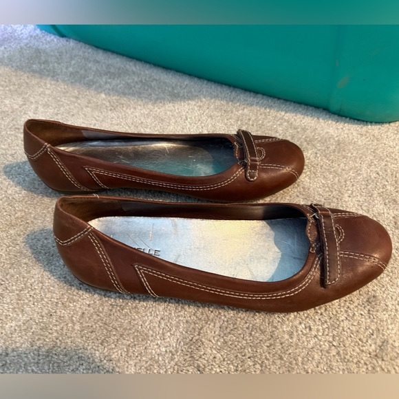 Michelle D Brown Leather Loafers with Classic Design - Picture 1 of 6